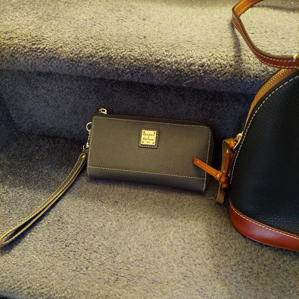 D & B Wristlet sage green